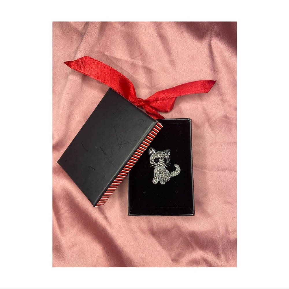 Beautiful crystal cat pin/brooch ✨NEW✨